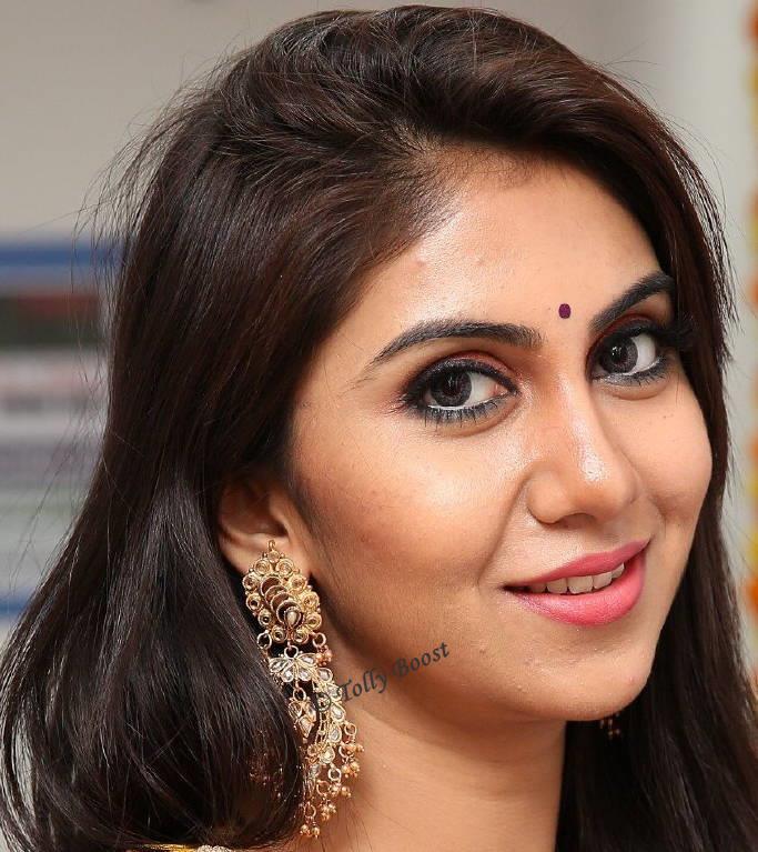 Telugu Serial Actress Keerti Oily Face Closeup Smiling Gallery